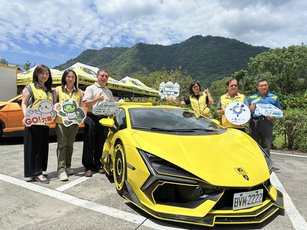 「六龜山城拉力賽」開跑，茂林國家風景區管理處處長柯建興（左３）與高雄市政府、地方及相關單位代表共同出席，邀請全國車迷走進六龜，看見山城之美。（新唐人）