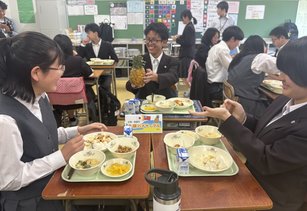 東京八王子市中學享用營養午餐情形。（高雄市農業局提供）
