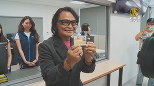 高齡換照新制上路 71歲沈文程代言率先換照
