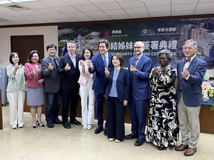 屏東縣長與美國佛羅里達州布勞沃德郡長簽MOU大合照。（新唐人拍攝）