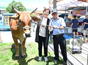 彰化縣長王惠美與海牛合照。（彰化縣政府提供）