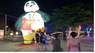 小鎮光影藝術節開燈 功夫熊貓點亮夏日夜空