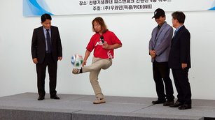 （圖片說明）世界自由式足球聯盟總裁禹熙容為來賓帶來精彩的自由式足球表演。