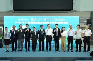 市長陳其邁出席見證經發局分別與擷發科技、藏識科技、摯陞數位科技完成MOU簽署。（圖／高雄市政府）
