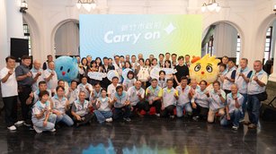 新竹市政府舉辦皮卡就職2週年記者會，市府團隊與地方人士共同見證新品牌識別「Carry on！」發布。(新竹市政府提供)