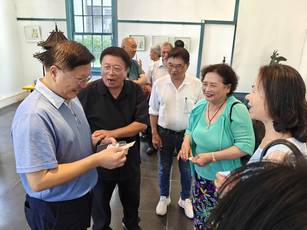 交通部觀光署雲嘉南濱海國家風景區管理處處長徐振能親自出席，並感謝北門區公所、地方商圈及藝文界長期支持，共同促成此次展覽落腳北門。（雲嘉南管理處提供）