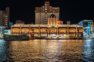 旗津輪渡站夜間以燈條打亮輪渡站體，形成高雄港新地標。（圖／高雄市政府）