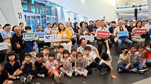 張正傑大提琴獻樂 賀港務公司郵輪發展處成軍活動大合照。（圖／葉子棻）