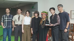 英文版聲音演出凌藝彬（左起）、周厚安、演員姚以緹、導演陳芯宜、演員盧玉蘭、莫子儀、馬志翔出席VR電影《雲在兩千米》記者會。（記者林鈺唐／攝影）