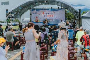 花蓮縣政府在花蓮漁港舉辦「港邊釣魚．青春同樂會」，吸引不少民眾攜家帶眷同樂。（圖／花蓮縣政府提供）