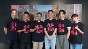 演員牧森（左起）、范逸臣、洪都拉斯、導演凌柏瑋、温昇豪、鄭仲茵宣傳台灣電影《大仙尪仔》。（記者林鈺唐／攝影）