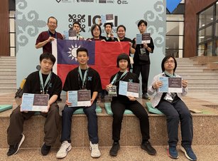 臺灣首度參加IOAI即奪下3銀4銅，高雄女中電資班學生黃品薰（前排右2）摘下銅牌，也是臺灣得牌選手中唯一女生。（圖／高雄市教育局提供）