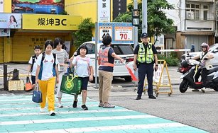 開學日，彰化各警分局同步啟動守護學童上學。（彰化縣政府提供）