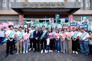 民進黨新竹市長候選人莊競程（中）完成參選登記後，與家人、新竹隊成員及支持者在新竹市選舉委員會前合影。（莊競程競選團隊提供）