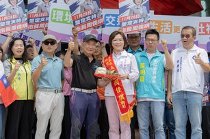 屏東市長周佳琪爭取連任，4日完成參選登記，支持者到場力挺。（周佳琪競選團隊提供）