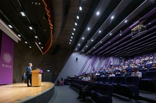 清華大學校長高為元今（10）日在校長說明會中，向全校師生及校友說明近期各界關切事項，並提出「百大、百億」發展方向。（清華大學提供）