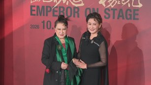 台灣歌仔戲國寶楊麗花（左）與弟子陳亞蘭（右）相伴出席記者會。（記者陳唐韻／攝影）